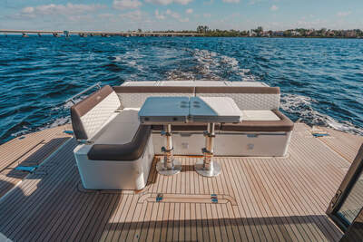Galeon 410 HTC, exteriörbild av fördäck och salong.