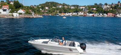 IBIZA 801 Sport CAB i planing på öppet vatten, sedd från babordssidan.
