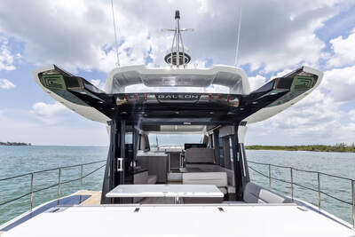 Salong och sittgrupp ombord på Galeon 450 HTC.