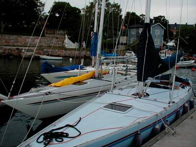 Flera Carrera Helmsman vid brygga under riksmästerskapen i Dalarö. Foto: Archipelagoraid