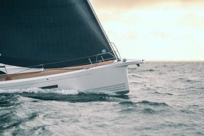X-Yachts X4³ MkI under segel, fotograferad från fören.