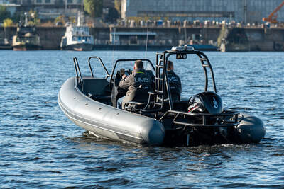 UMS RIB 630 sedd från sidan på land.