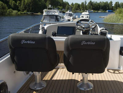 Styrplatsen på flybridge på Forbina 42 Fly.