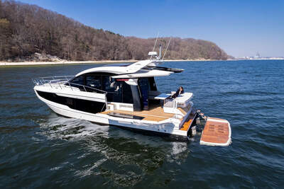 Galeon 450 HTC från aktern med öppna sidoplattformar i Beach Mode.