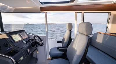 Förarplatsen i Nimbus C11 med dubbla navigationsskärmar.