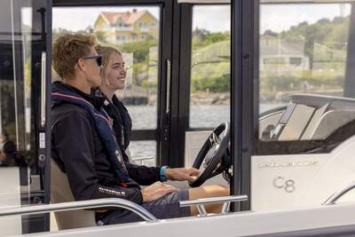 Förarplatsen i Nimbus Commuter 8 med styrhytt och instrumentpanel.