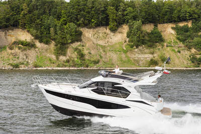 Galeon 360 FLY, akter- och cockpitvy.