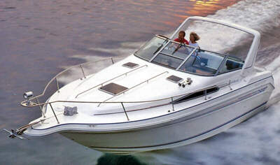 Sea Ray 300 Sundancer av årsmodell 1992–1993 under gång.