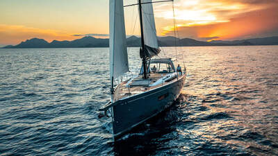 Oceanis Yacht 60 i motljus under segel.