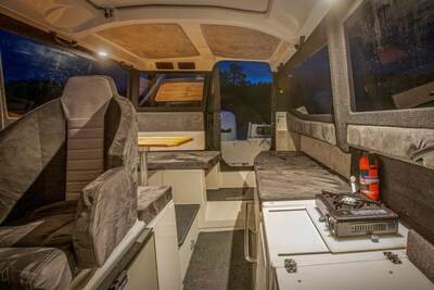 Styrhytten i TG 7.9 Supreme med sittplatser och inredning.