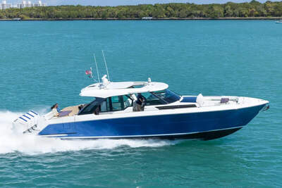 Tiara 56 LS i profil under gång.