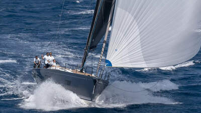 Beneteau First 53 på kryss med vit spinnaker.