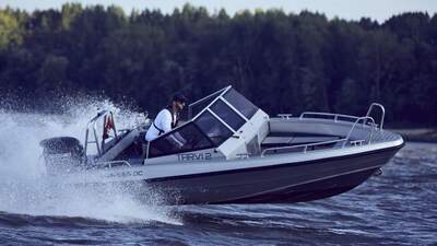 UMS Tuna 585 DC under planing.