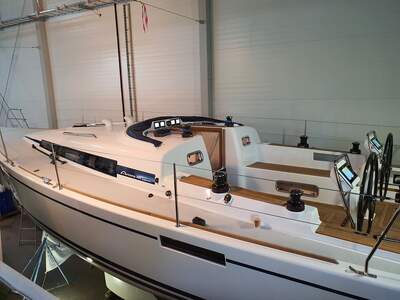 Arcona 385 sedd snett akterifrån med sittbrunn och dubbla rattar.
