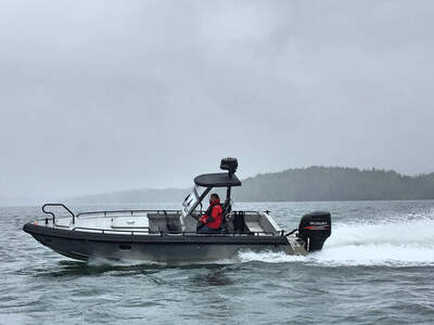 Vector 23 FC under gång i skärgårdsmiljö, sedd från babord.