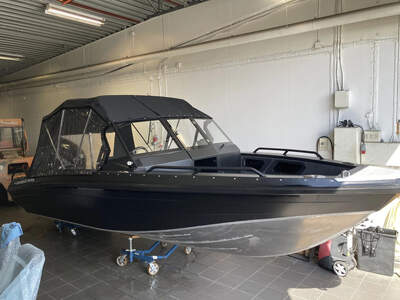 UMS 655 Fishing med körkapell, trekvartsvy från fören.