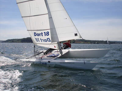 Dart 18-katamaran under segling, fotograferad från sidan.