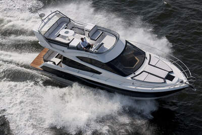 Flybridge och fördäck på Galeon 420 Fly under gång.