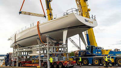 Swan 98-001 transporteras efter sjösättningen; namnet Be Cool syns på aktern.