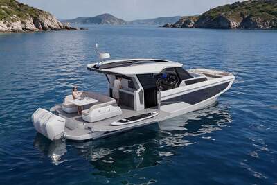 Galeon 435 GTC med nedfälld sidobalkong i Beach Mode.