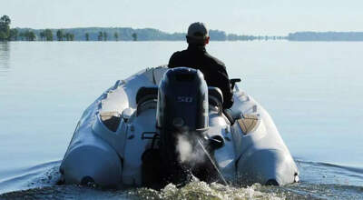 Zodiac Yachtline 440, produktbild från sidan.