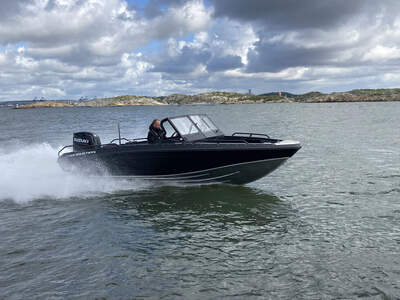 UMS 655 Fishing, vy över cockpit och styrplats.