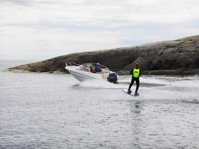 Yamarin 56 BR med vattensport bakom båten.
