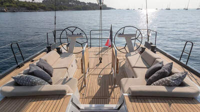 Aktercockpit med dubbla rattar på Beneteau First 53.