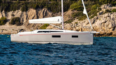 Beneteau Oceanis 34.1 under segel, visad från babordssidan.