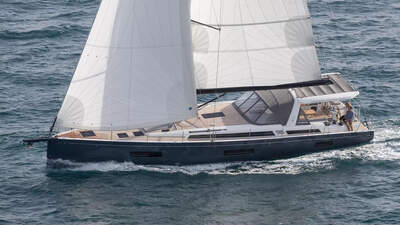 Oceanis Yacht 60 på kryss, sedd snett från babord för.
