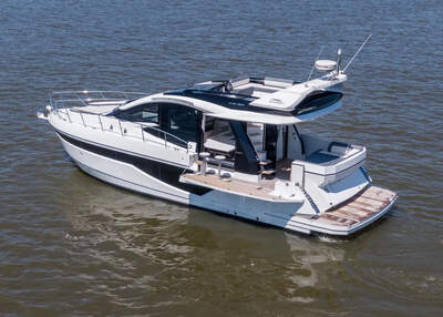 Galeon 470 SKY, exteriörbild från sidan.
