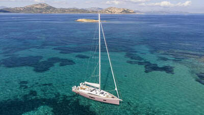 Beneteau Oceanis 52 för ankar i klart vatten.
