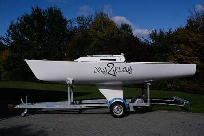 J/22 på trailer, sedd från sidan. Foto: Thomas Gutenstein