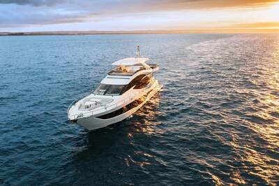 Galeon 800 FLY, flybridge med sittgrupp och helm.
