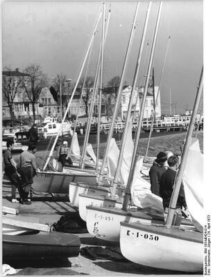 Finnjollar i Warnemündes småbåtshamn inför seglingssäsongen 1973. Foto: Jürgen Sindermann