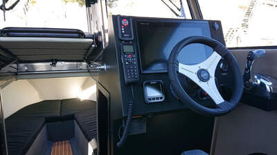 Förarplats och navigationsutrustning i Vector 85 MFC.