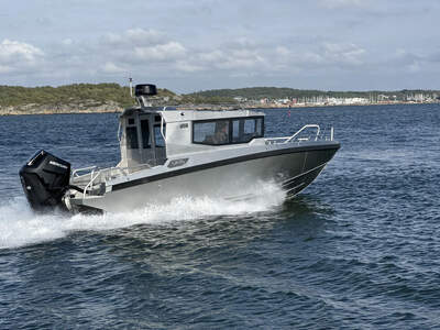 UMS 800HT/CAB under gång, styrbordssida.