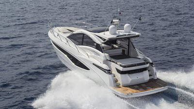 Galeon 485 HTS, officiell exteriörbild med bog och sidodäck.