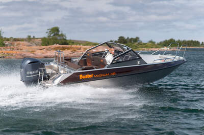 Buster Magnum M5, modellår 2015, med Buster Boats konstruktionsingenjör Ville-Aleksi Vuorinen vid ratten.