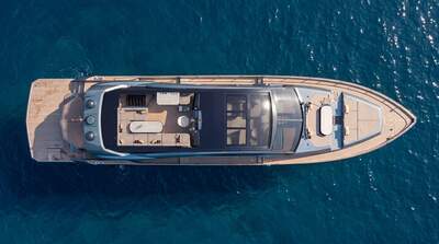 Galeon 700 SKY sedd från akter och babord sida.