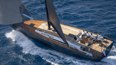 Beneteau First 53 sedd snett akterifrån under segling.