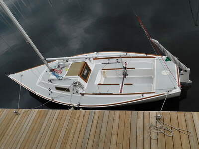 J/22 sedd uppifrån med sittbrunn och däckslayout. Foto: Ahunt