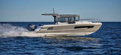 IBIZA Grand Explorer i fart med styrhus, höga räcken och breda sidodäck tydligt synliga.