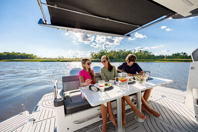 Galeon 375 GTO – bild av fördäck och sittbrunn.