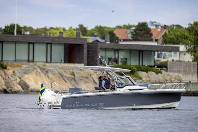 Nimbus Tender 8 i sidovy med T-top och Mercury-utombordare.