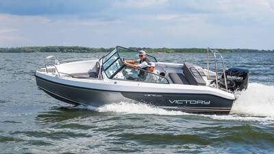 Victory 570 Open under gång, fotograferad från styrbordssidan.