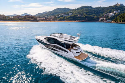 Galeon 520 FLY med fokus på flybridge och överbyggnad.