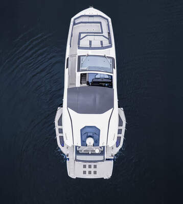 Galeon 435 GTI med panoramisk hardtop och öppet soltak.