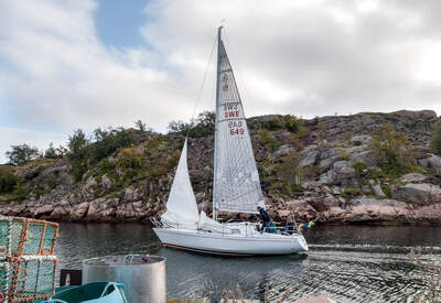 Scampi 30 SWE-649 Fanny på väg in mot hamn i svensk skärgård. Foto: W.carter