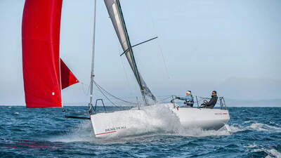 Beneteau First 27 SE under gennaker i planande gång.
